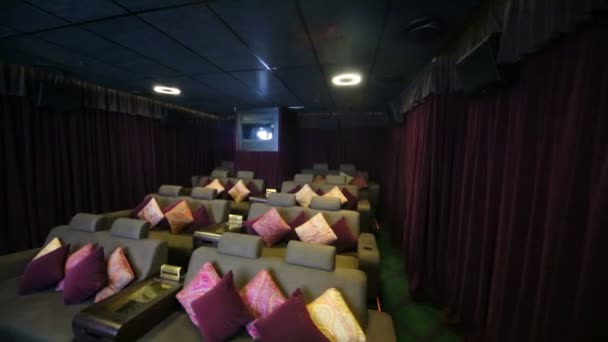 Sofás suaves y proyector en el cine — Vídeos de Stock