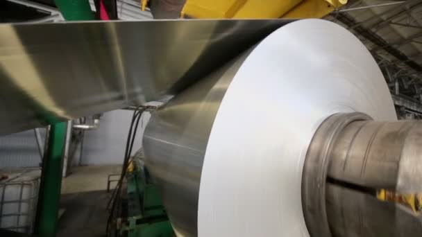 Aluminiumblech wickelt sich von Rolle ab — Stockvideo