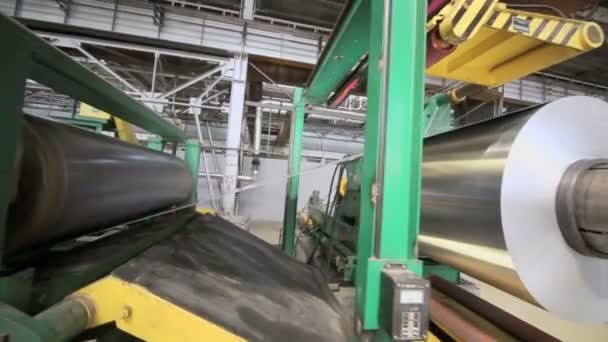 La feuille d'aluminium se déroule à partir du rouleau — Video