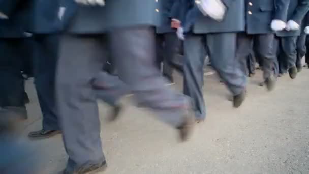 Soldados marchan durante el ensayo del desfile — Vídeo de stock