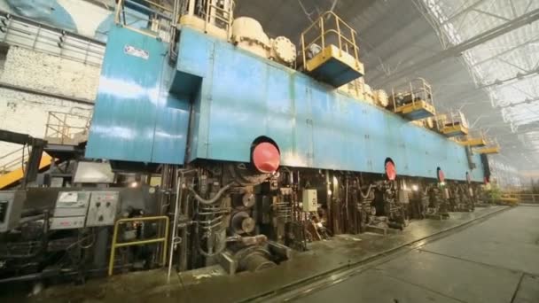 Grande machine de presse à l'atelier dans l'usine — Video