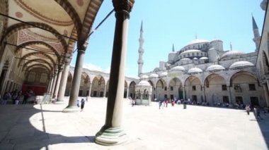 Turistler yakındaki Sultanahmet Camii