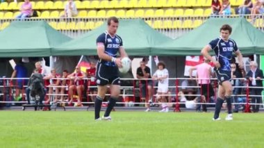 Rugby oyuncusu tekme top