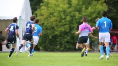 Rugby oyuncuları rakip mücadele