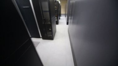 Telekomünikasyon donanımları ile rafları satırları