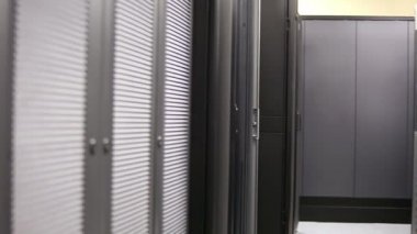 Telekomünikasyon donanımları için raflar