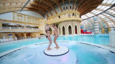 iki güzel kızın dansı