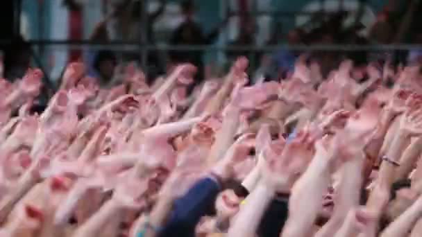 Menschen bei Konzert der Rockband Chaif — Stockvideo
