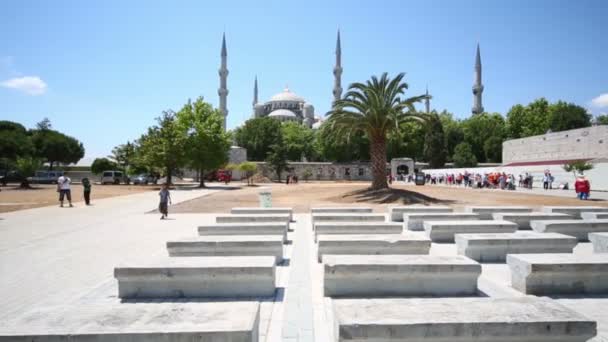 People walk near beautiful Sultanahmet Mosque — Stock Video