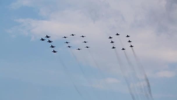 Kunstvlieger groep Strizhi bij air show — Stockvideo