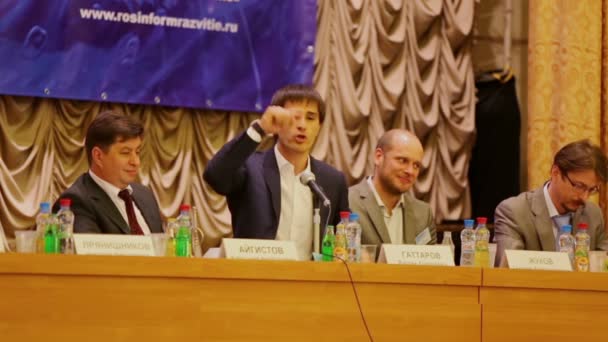 El hombre habla durante el Primer Congreso Federal — Vídeos de Stock