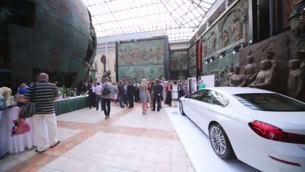 Білий автомобіль на дисплеї на Російської академії — стокове відео