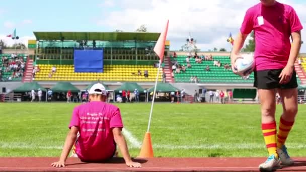 Uomo che gioca con la palla fuori campo — Video Stock