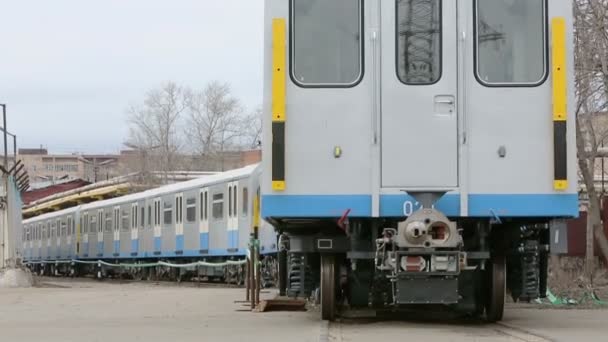 새로운 지하철 기차 근처 작동 하는 연산자 — 비디오