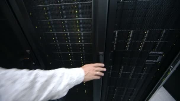 Ingénieur ouvre la porte du rack serveur — Video