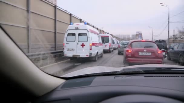 Ambulance cars ride among traffic — Stock Video