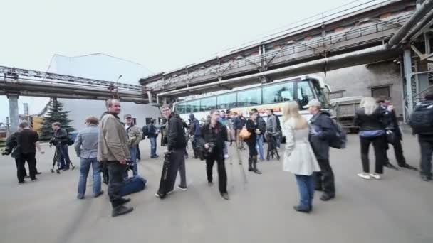 Journalisten vandaan bus in fabriek — Stockvideo
