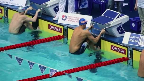 Mannen springen in het water tijdens het starten — Stockvideo