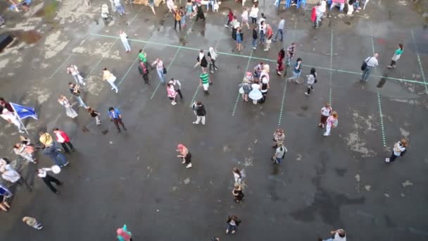 Bovenaanzicht van mensen lopen — Stockvideo