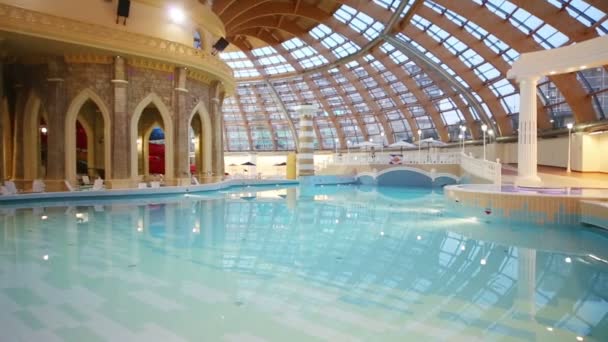 Piscine et Jacuzzi dans le parc aquatique Caribia . — Video