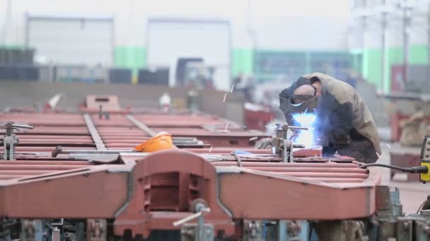 Pracownik spoiny część wagonów pociągu — Wideo stockowe