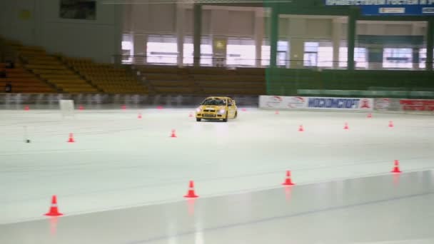 Tregubov e Vasilenko passeio em carro de corrida — Vídeo de Stock