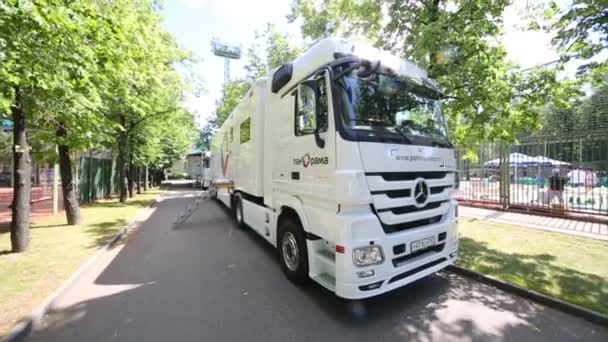 럭비 Tv에서 큰 흰색 트럭 — 비디오