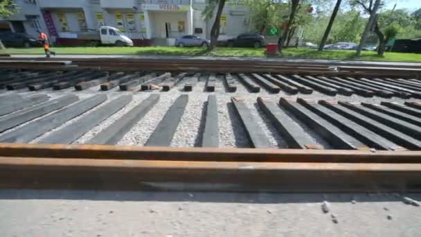 Construcción de la carretera de tranvía en la calle Krasnobogaturskaya — Vídeos de Stock