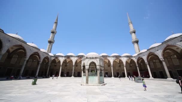 As pessoas andam na mesquita Sultanahmet — Vídeo de Stock