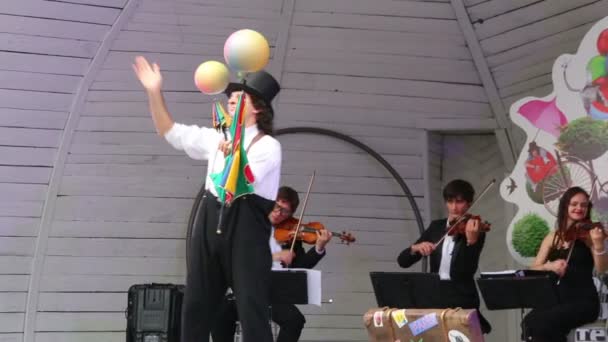 Jongleur und Musiker beim Straßentheaterfestival — Stockvideo