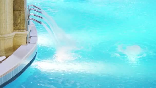 Şelale jetleri ile boş Yüzme Havuzu — Stok video