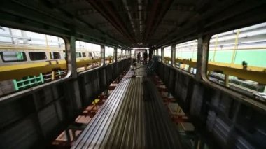 İşçiler vagon içinde kaynak