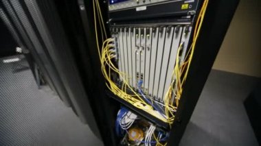 Mühendis sunucu raf kapı kapanır