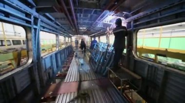 İşçiler vagon içinde kaynak