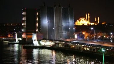 Geceleri Galata Köprüsü, Istanbul, Türkiye.