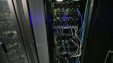 Adam sunucusu raf kapılarını kapatır