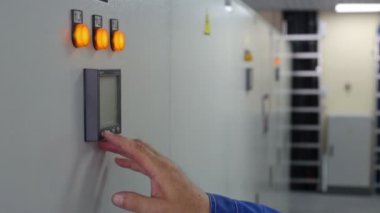 Mühendis presler düğmesini küçük ekranda