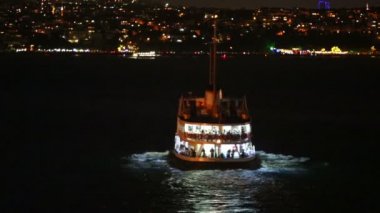 Geceleri Istanbul'yelken gemi geri