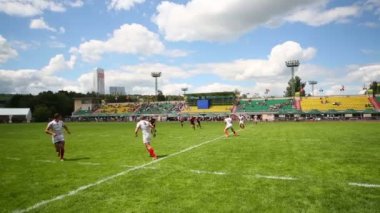Rugby oyuncuları top paylaşımı
