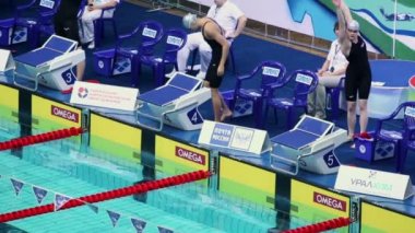 Kadınlar hazırlar yüzmek başlatmak için