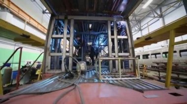 İnsanlar kaynak karanlık tren içinde