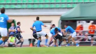 Hızlı top ile çalışan Rugby oyuncuları