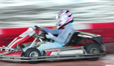 Yarış carting içinde olan çocuklar