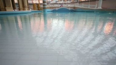 İki kız havuzda eğleniyor