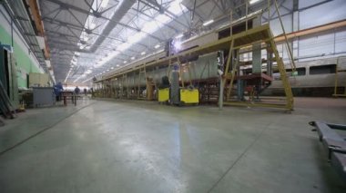 Tren vagonu atölyesinde işçi kaynaklar