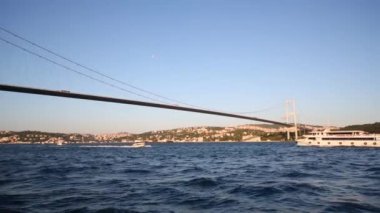 Istanbul'da Atatürk Köprüsü (Boğaziçi Köprüsü)