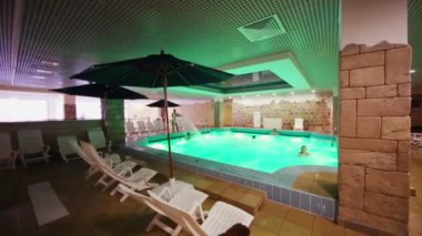 İnsanlar waterpark Caribia havuzunda