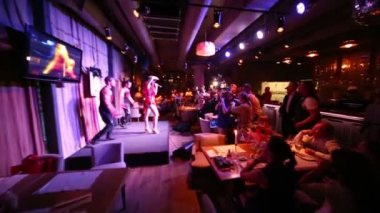 Nastya Liubimova ve dansçılar sahnede