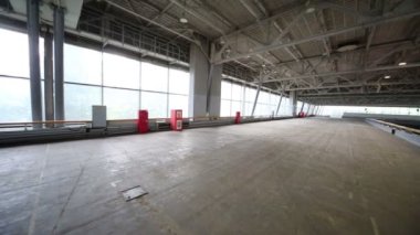 Büyük pencereler ve çatı ile uzun Salonu