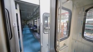 Kapı ve iki antrenörler arasında geçiş